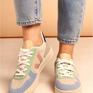 Veja V-10 suede multico natural babe in size 7 1/2
